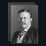 Theodore Roosevelt Teddy Präsident Republikaner Magnetkarte<br><div class="desc">Der Junge, Theodore, war eine zerbrechliche Sache, die oft durch den keuchenden Griff des Asthmas auf sein Bett beschränkt war. Doch in seinem Herzen verbrannte ein feuriger Geist, eine Sehnsucht nach Abenteuer und ein Leben lebte voll und ganz. Sein Vater, ein weiser und geduldiger Mann, ermutigte den jungen Teddy, seine...</div>