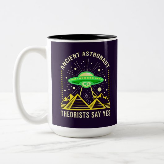Theoretiker des alten Astronauten sagen ja Alien T Zweifarbige Tasse (Links)