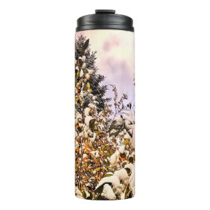 Thermal Tumbler frischer Schnee auf farbigen Blätt Thermosbecher