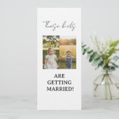 These Kids Are Getting Married Sign These Kids Are Einladung (Stehend Vorderseite)