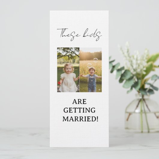 These Kids Are Getting Married Sign These Kids Are Einladung (Stehend Vorderseite)