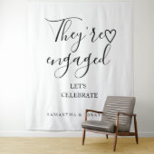 They're engages welcome sign Modern engagement  Wandteppich (Beispiel)