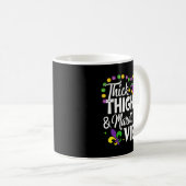 Thick Thighs Mardi Gras Vibes Fleur De Lis Mardi G Kaffeetasse (VorderseiteRechts)