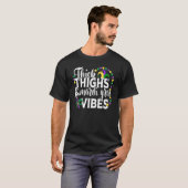 Thick Thighs Mardi Gras Vibes Fleur De Lys Mardi G T-Shirt (Vorne ganz)