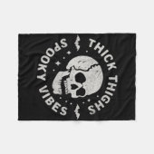 Thick Thighs Spooky Vibes Skull Funny Halloween Fleecedecke (Vorderseite (Horizontal))