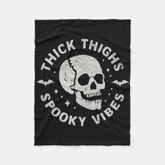 Thick Thighs Spooky Vibes Skull Funny Halloween Fleecedecke (Vorderseite)