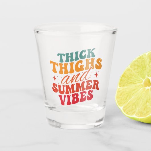 Thick Thighs & Summer Vibes Beach Schnapsglas (Vorderseite)