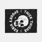 Thick Thighys Spooky Vibes Funny Halloween Skull W Fleecedecke (Vorderseite (Horizontal))