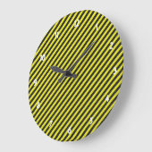 Thin Black and Yellow Diagonal Stripes Große Wanduhr (Winkel)