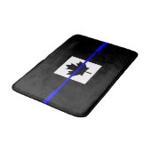 Thin Blue Line Akzent auf kanadischer Flagge Badematte (Schrägansicht)
