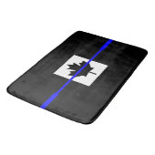 Thin Blue Line Akzent auf kanadischer Flagge Badematte (Schrägansicht)