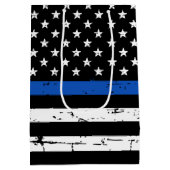 Thin Blue Line American Flag Police Officer Mittlere Geschenktüte (Rückseite)