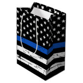 Thin Blue Line American Flag Police Officer Mittlere Geschenktüte (Rückseite Schrägansicht)