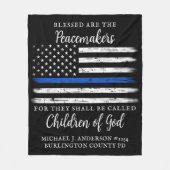 Thin Blue Line gesegnet sind die Friedensstifter P Fleecedecke (Vorderseite)
