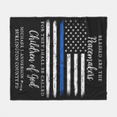 Thin Blue Line gesegnet sind die Friedensstifter P Fleecedecke (Vorderseite (Horizontal))
