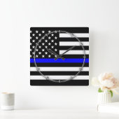 Thin Blue Line Graphic auf einer US-amerikanischen Quadratische Wanduhr (Zuhause)