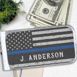 Thin Blue Line Personalisiert Police Officer<br><div class="desc">Thin Blue Line Money Clip - Amerikanische Flagge in Polizei Flag Farben, Not Design . Personalisieren Sie die Personalisierung mit dem Namen des Polizeibeamten. Diese personalisierte Polizeigeldklammer ist ideal für Polizei- und Strafverfolgungsbeamte und alle, die sie unterstützen. COPYRIGHT © 2020 Judy Burrows, Black Dog Art - Alle Rechte vorbehalten. Personalisiert...</div>