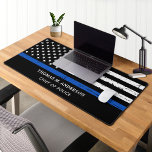 Thin Blue Line Personalisiert Police Officer Schreibtischunterlage<br><div class="desc">Thin Blue Line Police Desk Mat - American Flag in Police Flag Farben, Vintag schwarz und blau Design . Personalisieren Sie mit dem Namen der Polizeibeamten. Diese personalisierte Schreibtischmatte für Polizeibeamte und Strafverfolgungsbeamte eignet sich hervorragend. COPYRIGHT © 2023 Judy Burrows, Black Dog Art - Alle Rechte vorbehalten. Thin Blue Line...</div>