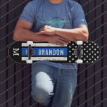 Thin Blue Line Personalisierte Patriotische Flagge Skateboard<br><div class="desc">Thin Blue Line Skateboard - American Flag in Police Flag Farben, Not Design . Personalisieren Sie dieses Polizeiskateboard mit Monogramm initial. Dieses personalisierte Polizeiskateboarddeck eignet sich perfekt für die Polizei- und Strafverfolgungsbehörden, Abschluss der Polizei und Polizeibeamte. COPYRIGHT © 2020 Judy Burrows, Black Dog Art - Alle Rechte vorbehalten. Skateboard der...</div>