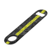 Thin Yellow Line Camouflage Speed Flaschenöffner (Vorderseite Schrägansicht)