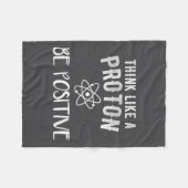 Think Like A Proton Be Sitive Funny Science Motiva Fleecedecke (Vorderseite (Horizontal))