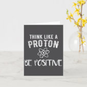 Think Like A Proton Be Sitive Funny Science Motiva Karte (Gelbe Blume)