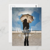 "Thinking you" Mädchen, Regenschirm reflektiert in Postkarte (Vorne/Hinten)