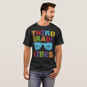 Third Grad Vibes - 3rd Grad Team Retro 1st Day T-Shirt (Vorne ganz)