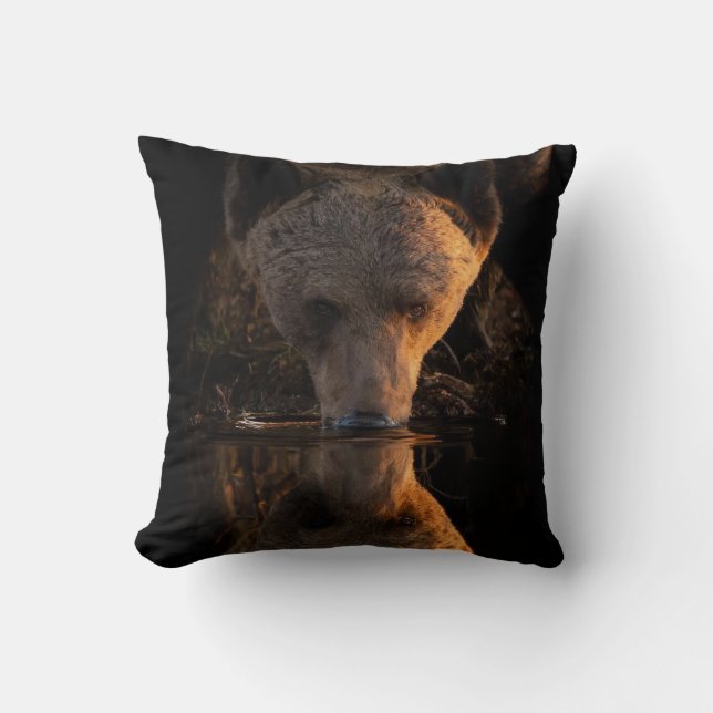 Thirsty Brown Bear am Bach Throw Kissen (Vorderseite)