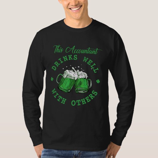 This Accountant Drinks Well With Others St Patrick T-Shirt (Vorderseite)
