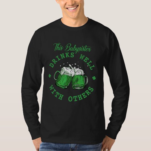 This Babysister Drinks Well With Others St Patrick T-Shirt (Vorderseite)