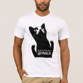 This Black Cat Belongs to [Name] – Personalized T-Shirt (Vorderseite)