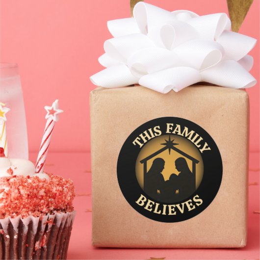 This Family Believes Christian Nativity Scene Runder Aufkleber (Party)