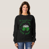 This Garment worker Drinks Well With Others St Pat Sweatshirt (Vorne ganz)