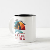 This Girl Runs on Jesus and Barrel Racing Zweifarbige Tasse (Vorderseite Links)
