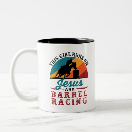 This Girl Runs on Jesus and Barrel Racing Zweifarbige Tasse (Links)
