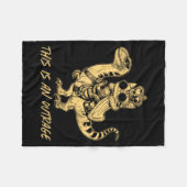 This Is An Outrage Funny Princess Cat Riding Dinos Fleecedecke (Vorderseite (Horizontal))