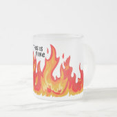 "This is fine" (schwarz + fire and flames) Mattglastasse (VorderseiteRechts)
