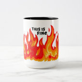 "This is fine" (schwarz + fire and flames) Zweifarbige Tasse (Mittel)