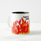 "This is fine" (schwarz + fire and flames) Zweifarbige Tasse (Vorderseite Links)