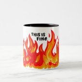 "This is fine" (schwarz + fire and flames) Zweifarbige Tasse (Mittel)