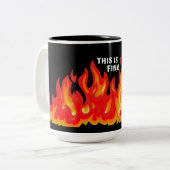 "This is fine" (weiß + fire and flames) Zweifarbige Tasse (Vorderseite Links)