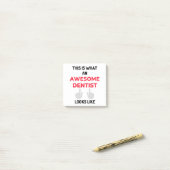 This Is What An Awesome Dentist Looks 2 Post-it Klebezettel (Auf Schreibtisch)