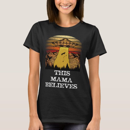 This Mama Believes UFO Alien Conspiracy T-Shirt (Vorderseite)