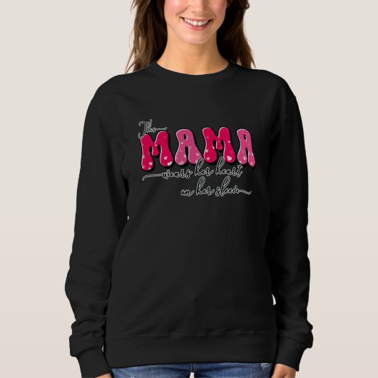 This Mama Wears Her Heart On Her Sleeve Valentine' Sweatshirt (Vorderseite)