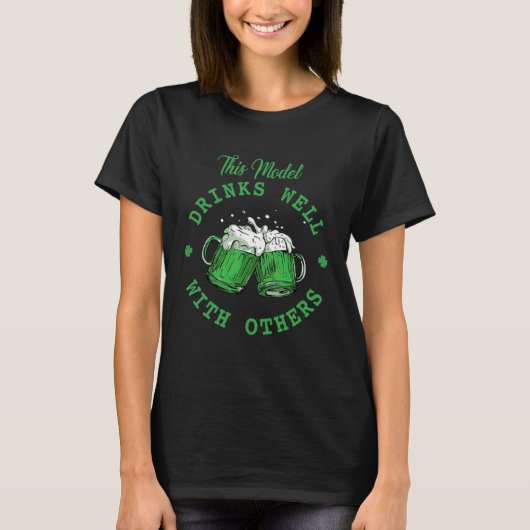 This Model Drinks Well With Others St Patrick's Da T-Shirt (Vorderseite)
