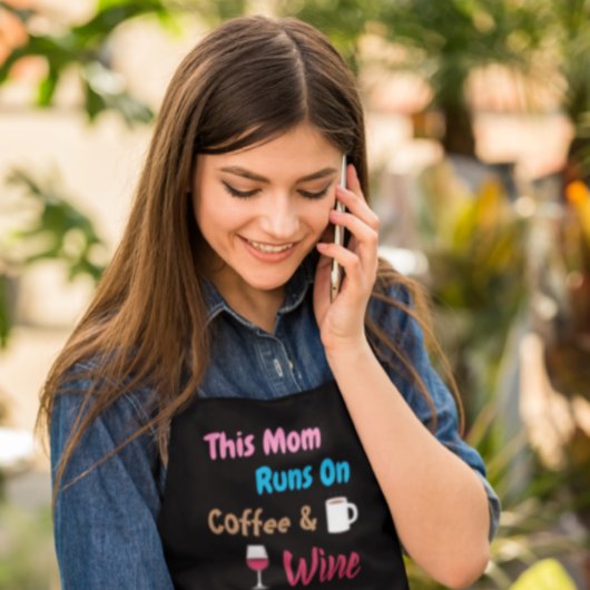 This Mom Runs on Coffee and Wine Schürze