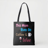 This Mom Runs on Coffee and Wine Tasche (Vorderseite)