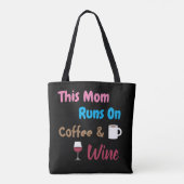 This Mom Runs on Coffee and Wine Tasche (Rückseite)