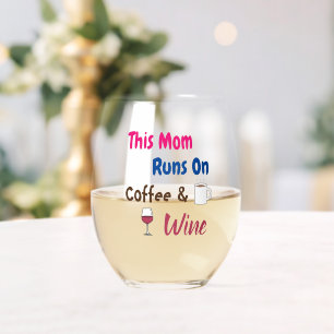 This Mom Runs on Coffee and Wine Weinglas Ohne Stiel
